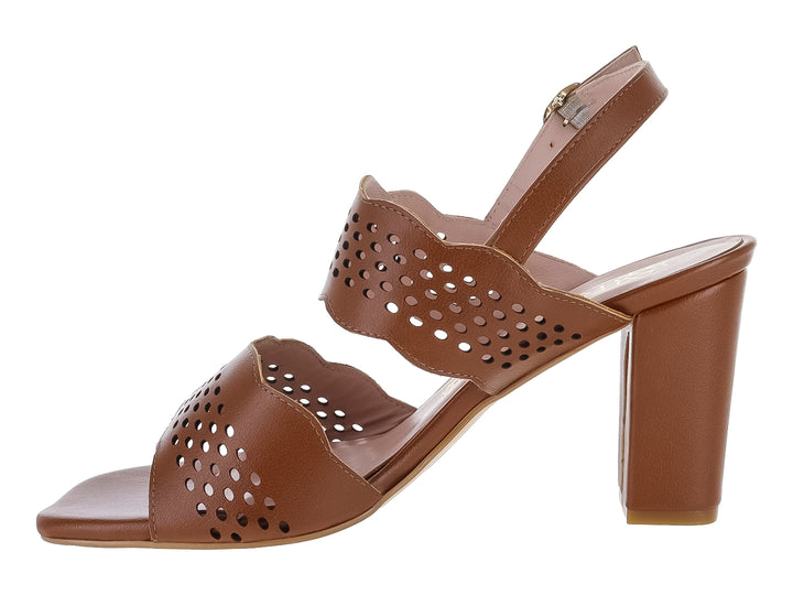 Sandalia de tacón cuadrado color camel con tiras perforadas y correa ajustable al tobillo.