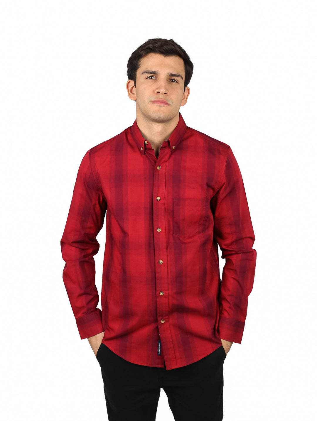 Hombre vistiendo una camisa de manga larga color vino con estampado de cuadros y botones frontales.