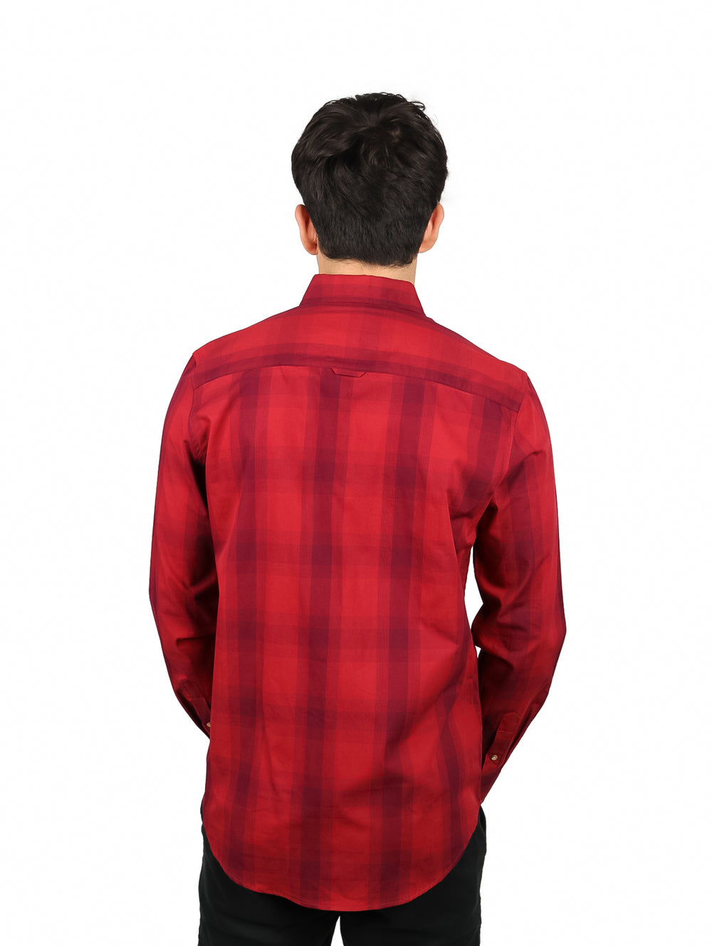 Hombre vistiendo una camisa de manga larga color vino con estampado de cuadros y botones frontales.