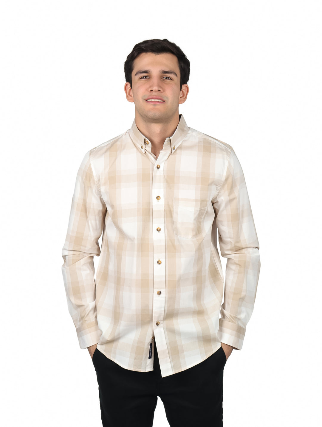 Hombre vistiendo camisa de manga larga color beige con estampado de cuadros y botones frontales.