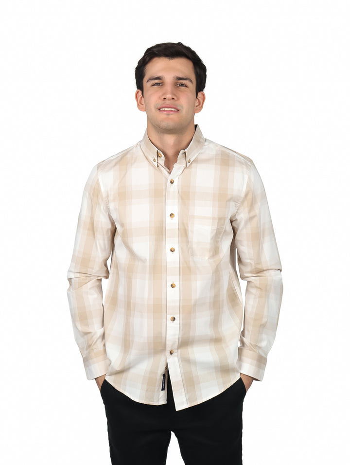 Hombre vistiendo camisa de manga larga color beige con estampado de cuadros y botones frontales.