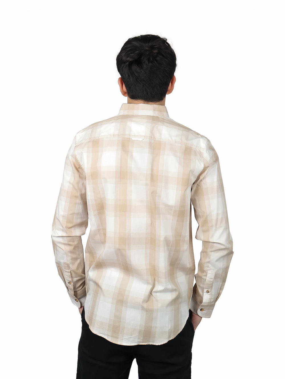 Hombre vistiendo camisa de manga larga color beige con estampado de cuadros y botones frontales.