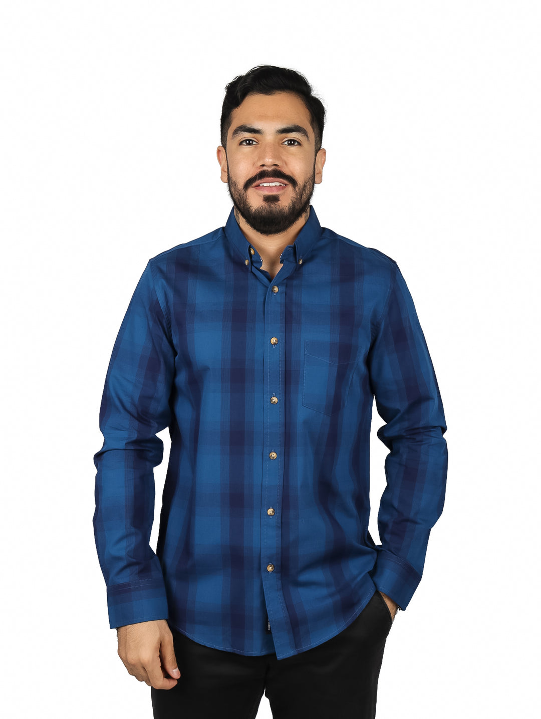 Hombre vistiendo una camisa de manga larga color azul con estampado de cuadros y botones frontales.
