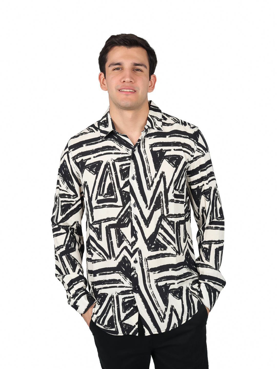 Hombre vistiendo camisa de manga larga color crudo con estampado geométrico en negro.