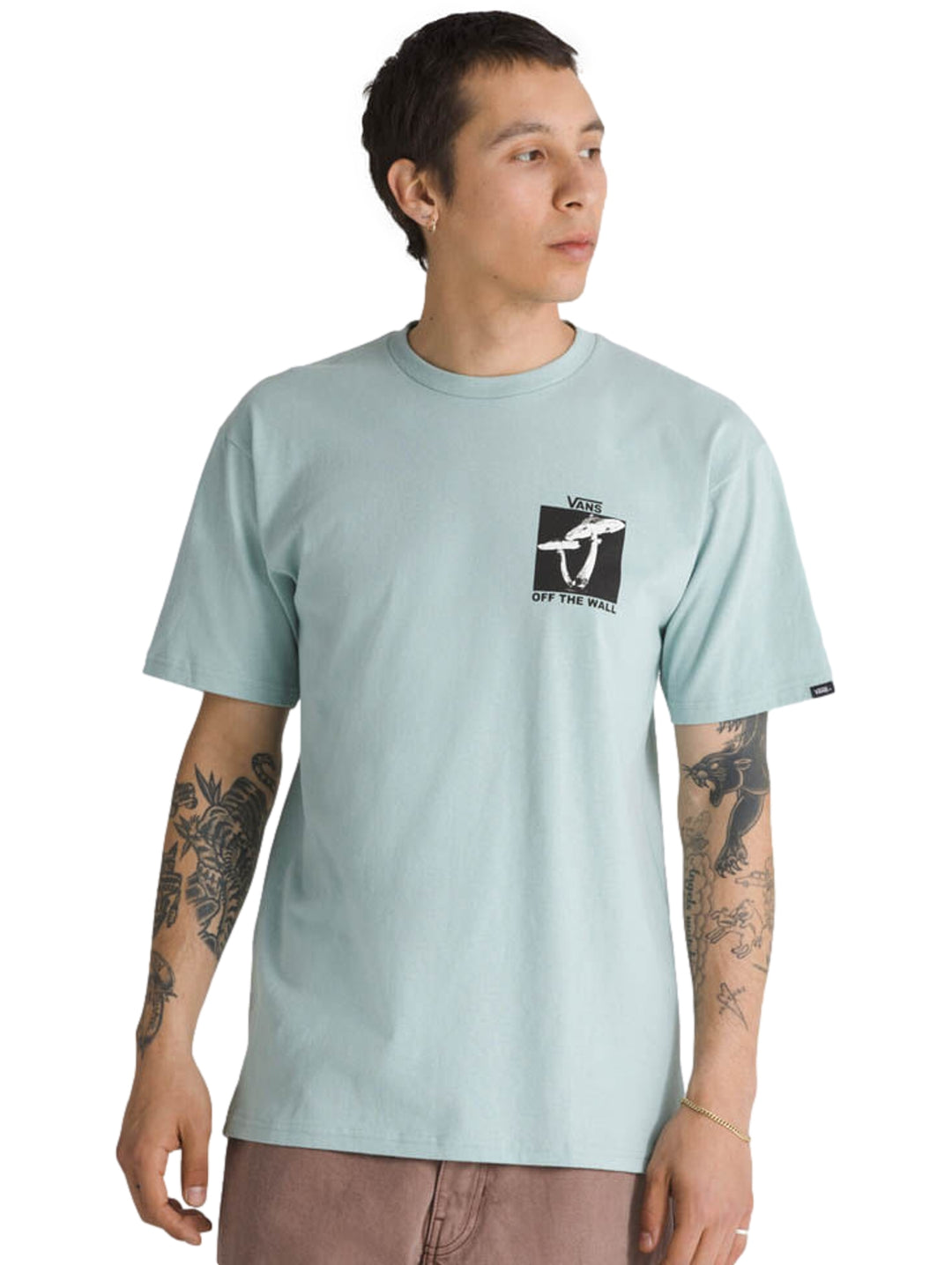 Hombre usando playera de manga corta color gris mist con logotipo de Vans en el pecho.