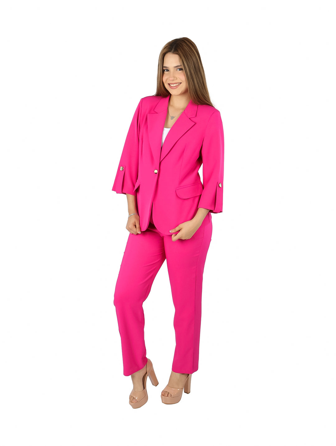 Mujer vistiendo un conjunto elegante de saco y pantalón en color fucsia.