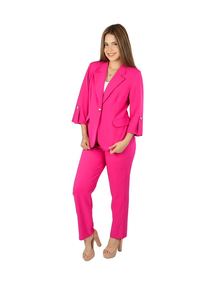 Mujer vistiendo un conjunto elegante de saco y pantalón en color fucsia.