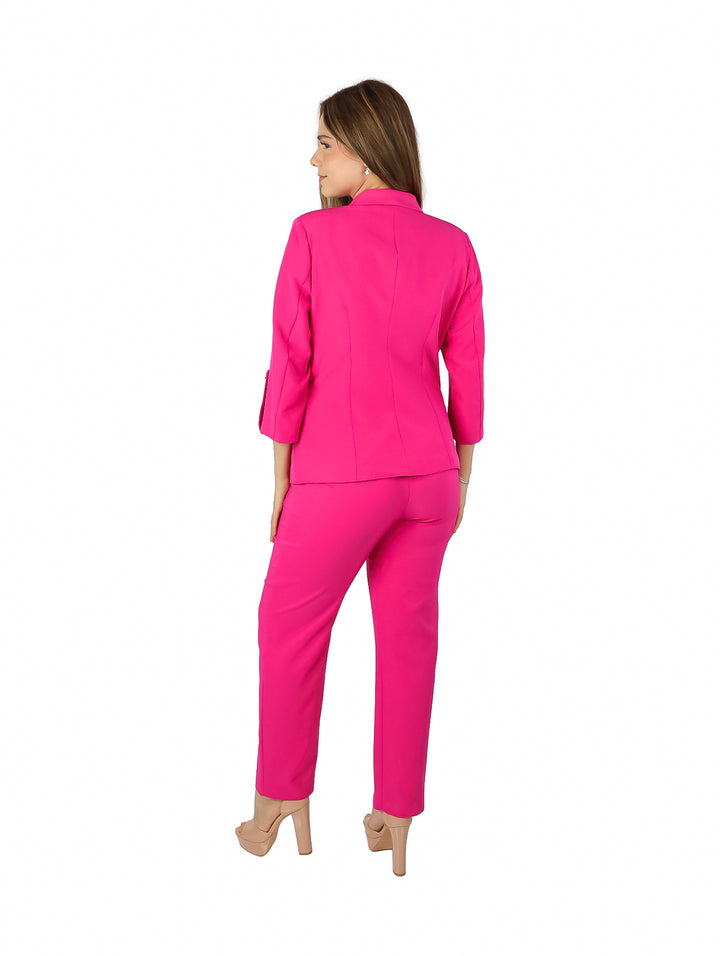 Mujer vistiendo un conjunto elegante de saco y pantalón en color fucsia.