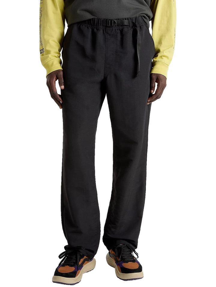 Pantalones deportivos VANS color negro, de corte holgado y cónico con cintura elástica.