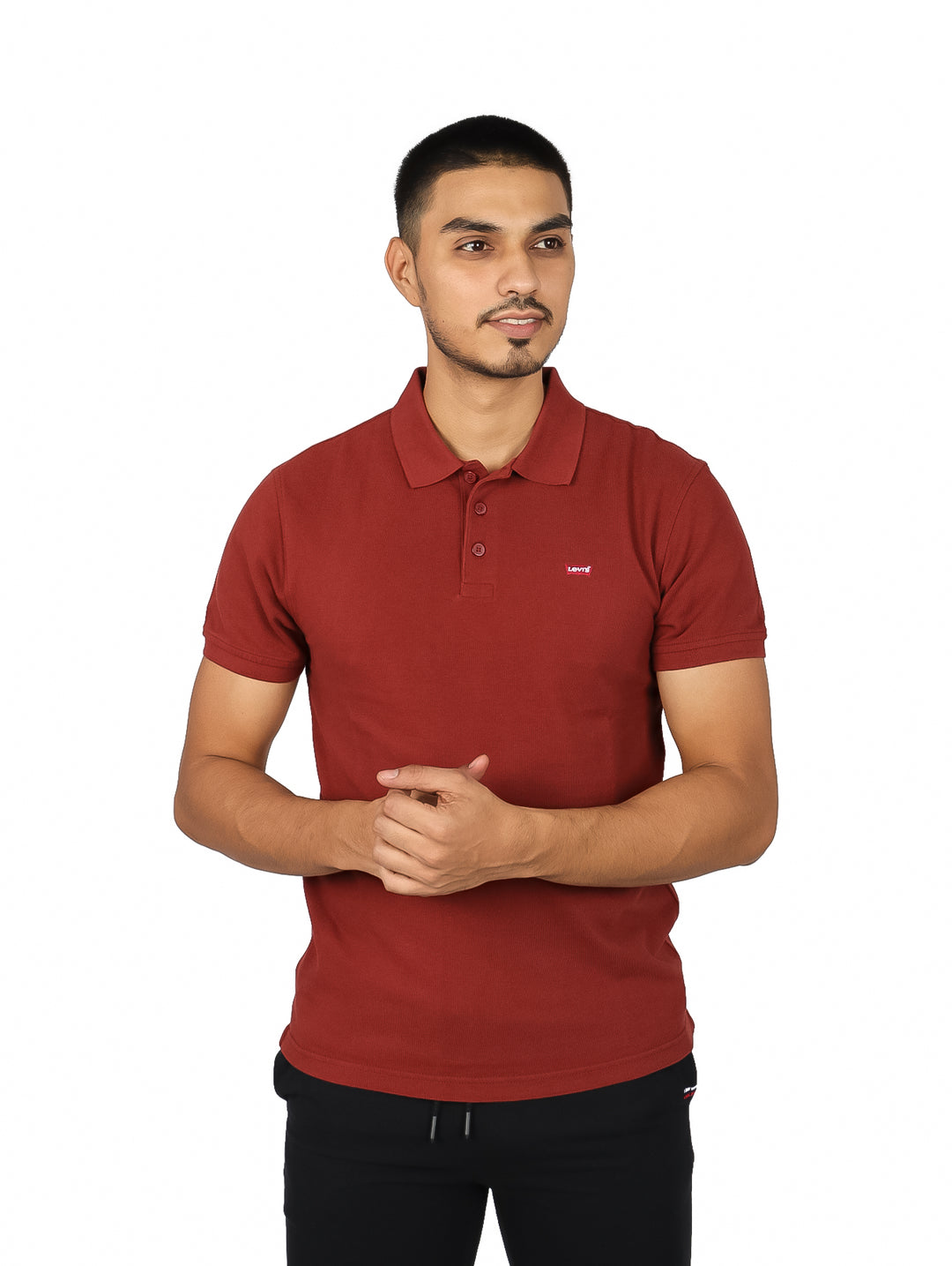Hombre vistiendo una playera polo de color rojo ladrillo con cuello y botones.