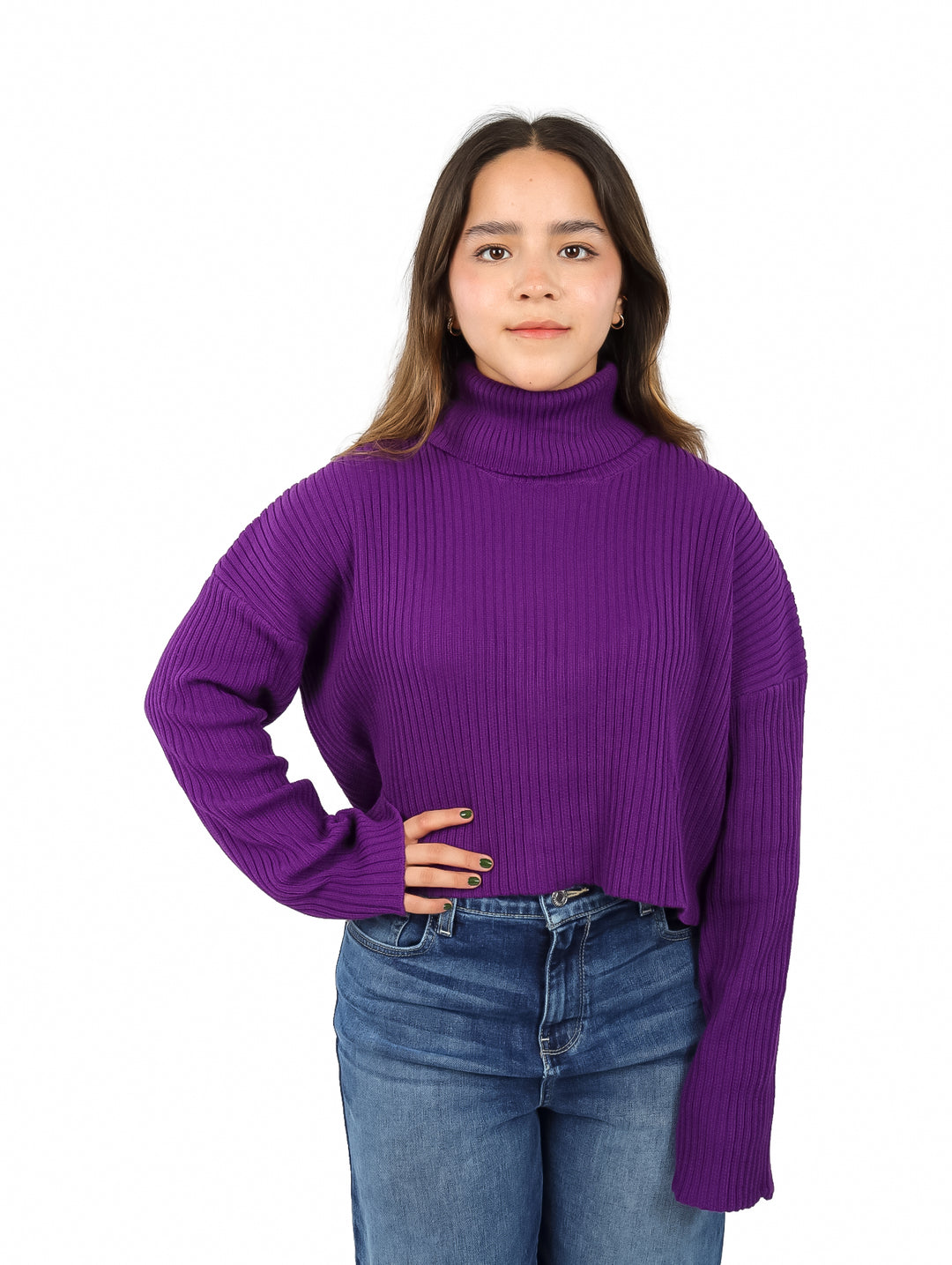Mujer vistiendo un suéter morado de cuello alto con textura de tejido acanalado.