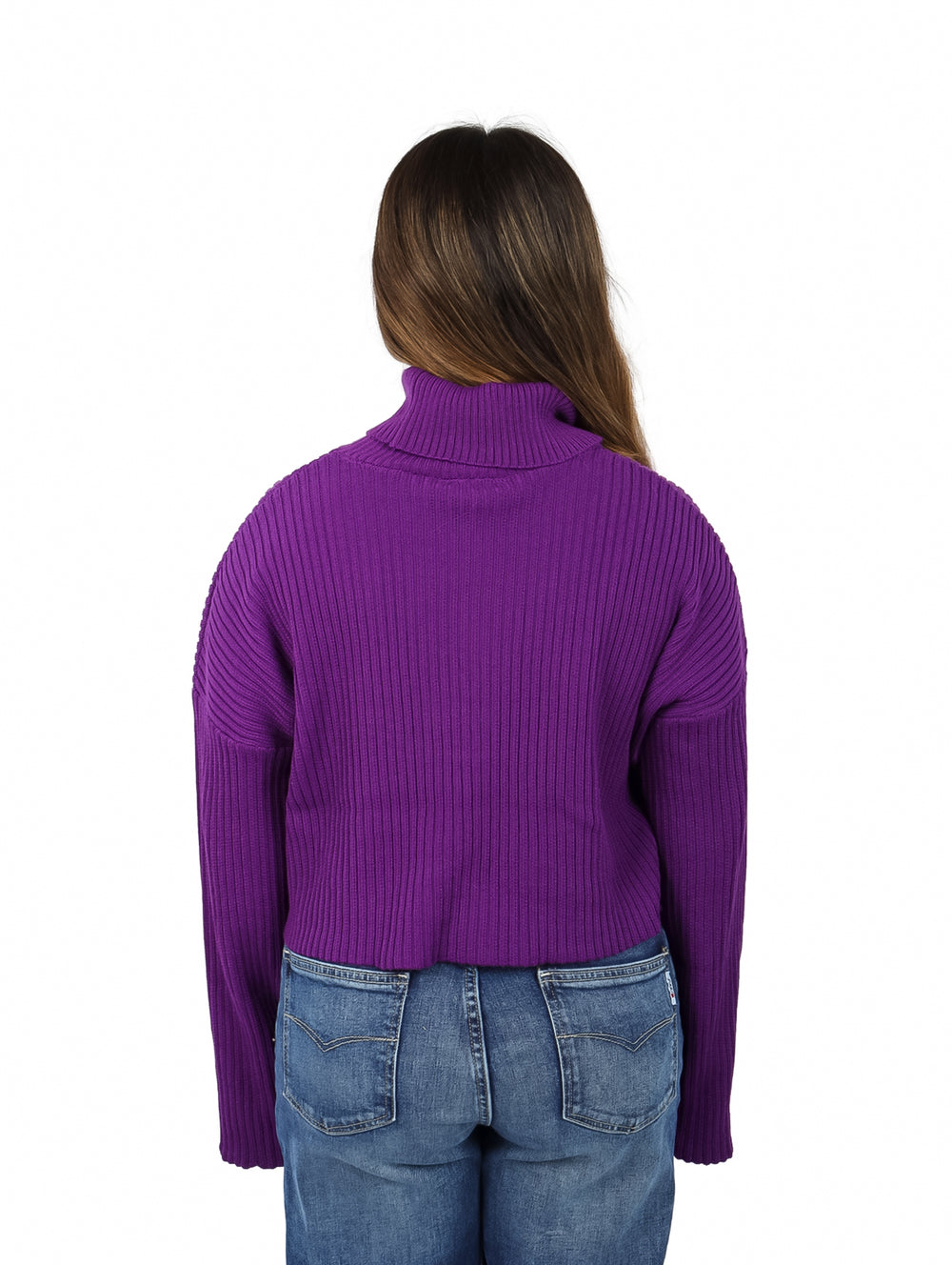 Mujer vistiendo un suéter morado de cuello alto con textura de tejido acanalado.