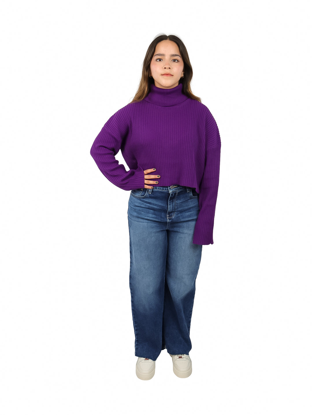 Mujer vistiendo un suéter morado de cuello alto con textura de tejido acanalado.