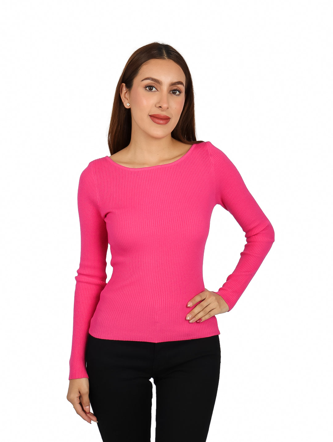 Mujer vistiendo una blusa manga larga color rosa fucsia de textura acanalada y pantalones negros.