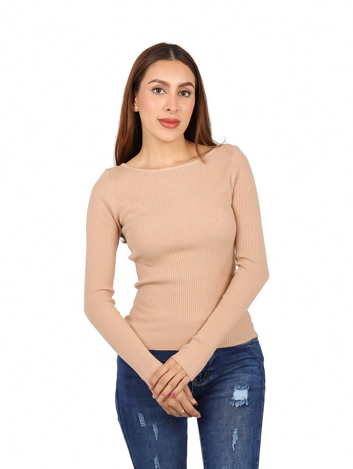 Mujer vistiendo una blusa ajustada de manga larga en color sand con textura acanalada.
