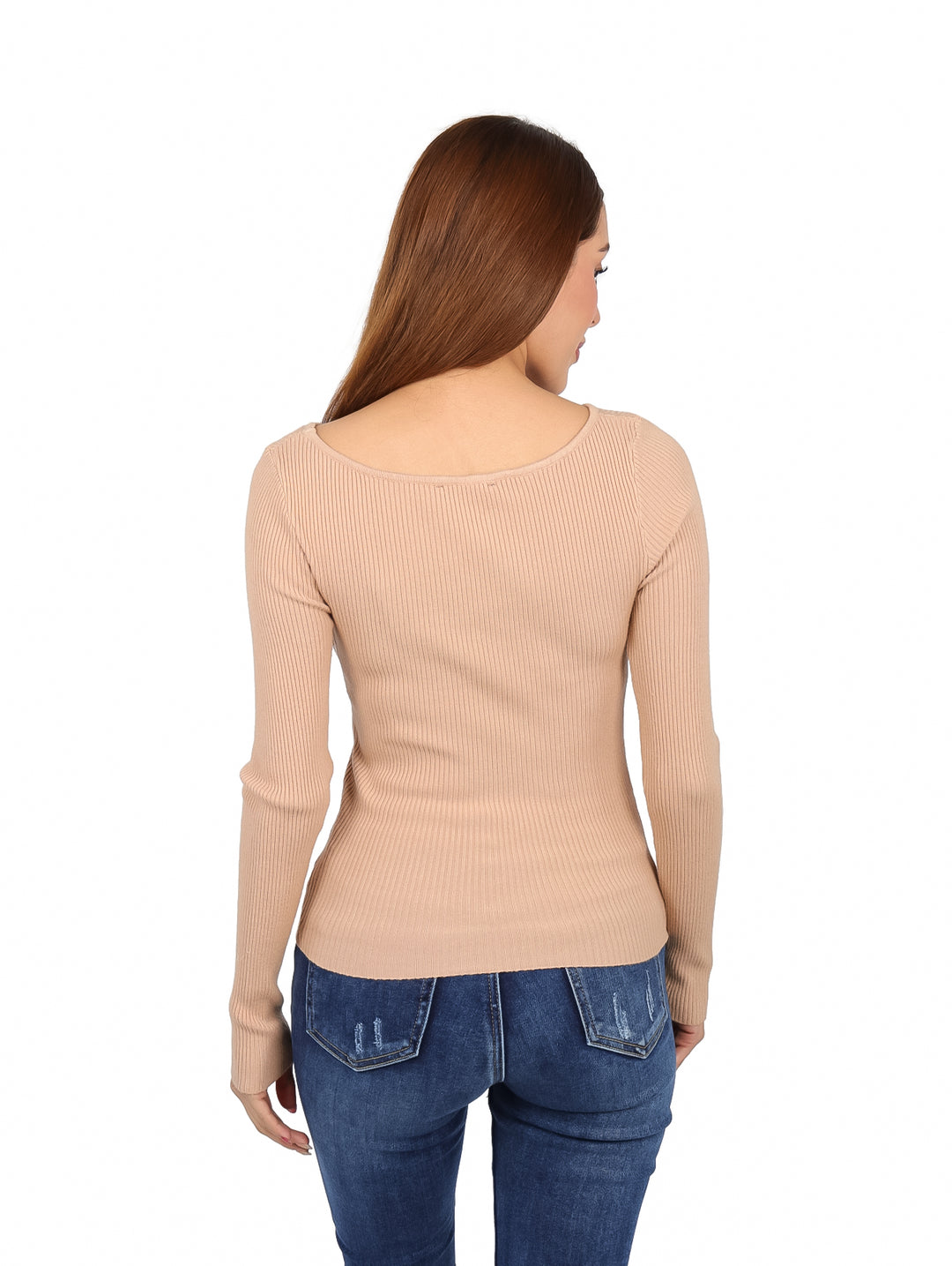 Mujer vistiendo una blusa ajustada de manga larga en color sand con textura acanalada.