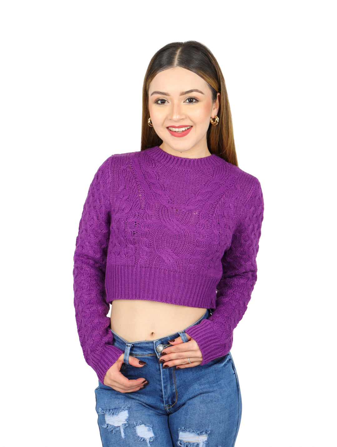 Mujer vistiendo un suéter corto tejido de color lila con cuello redondo y manga larga.