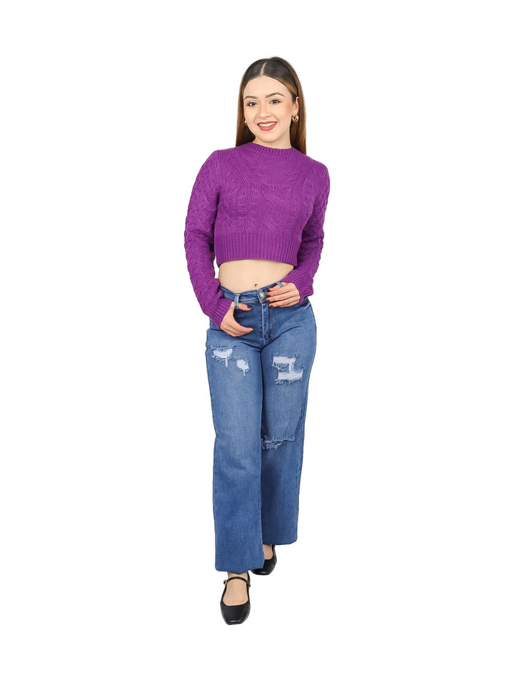 Mujer vistiendo un suéter corto tejido de color lila con cuello redondo y manga larga.