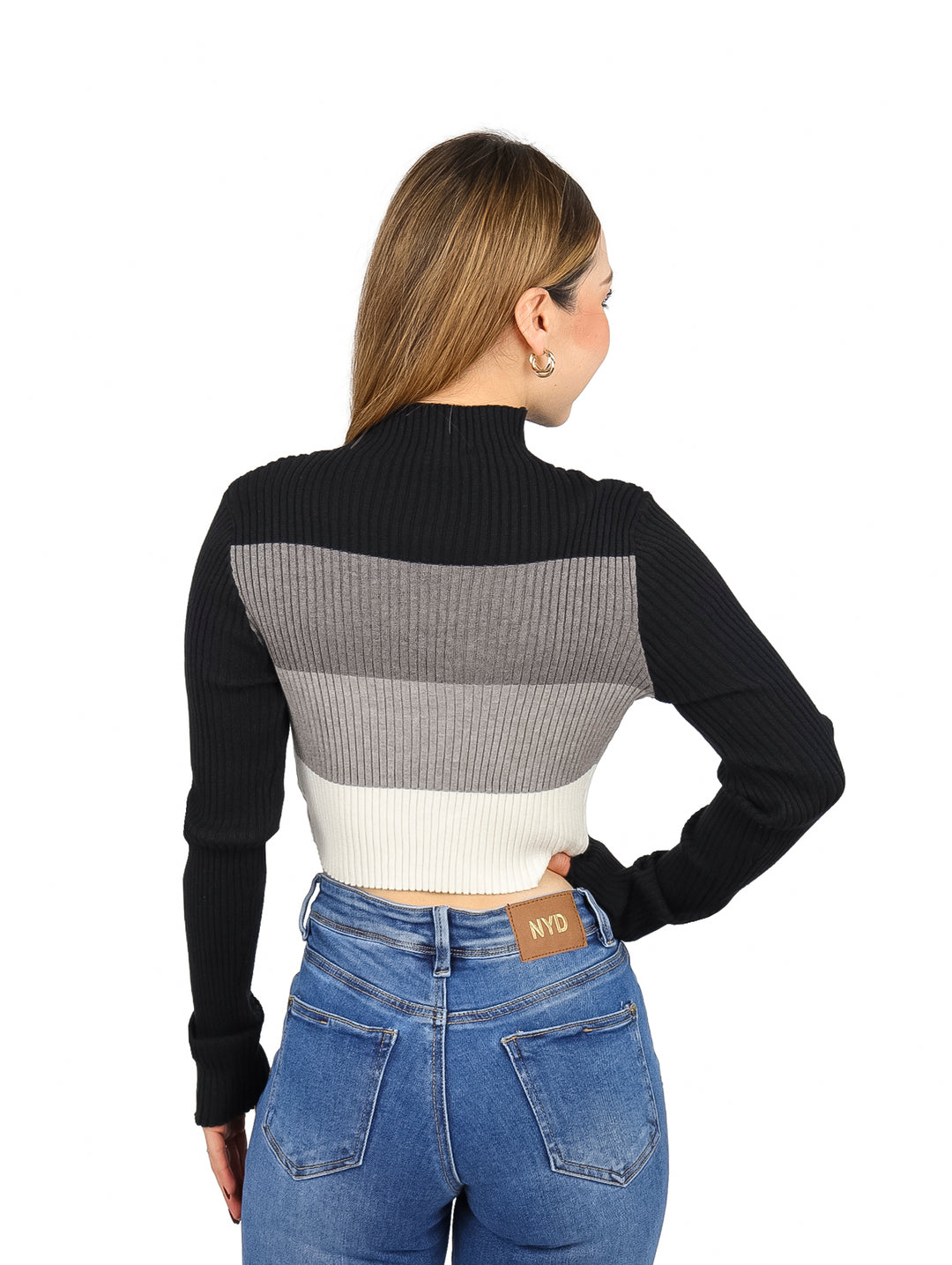 Blusa de cuello alto y manga larga con diseño de rayas horizontales en colores negro, gris y blanco.