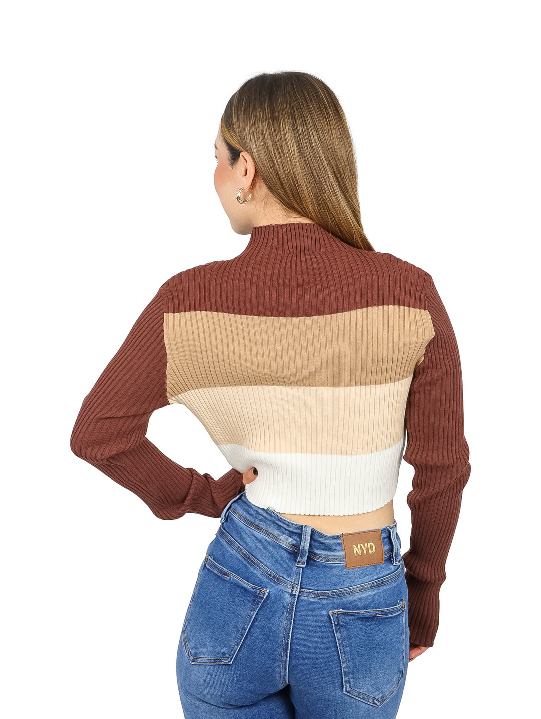Blusa crop top de manga larga con cuello alto y rayas horizontales en colores café, beige y blanco.