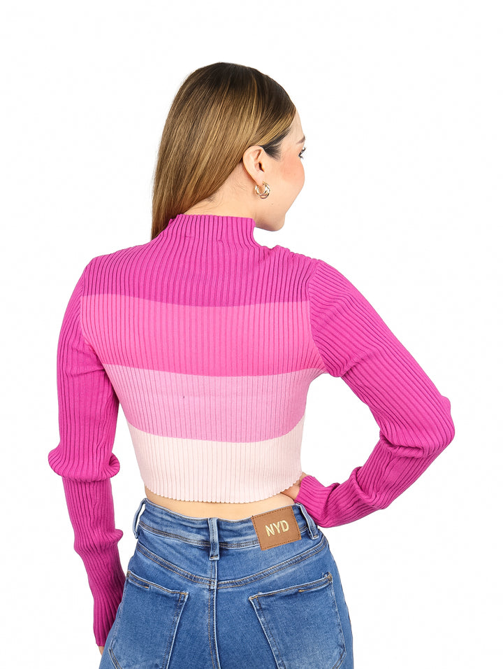 Blusa crop de manga larga y cuello alto con franjas horizontales en degradado de rosa a blanco.