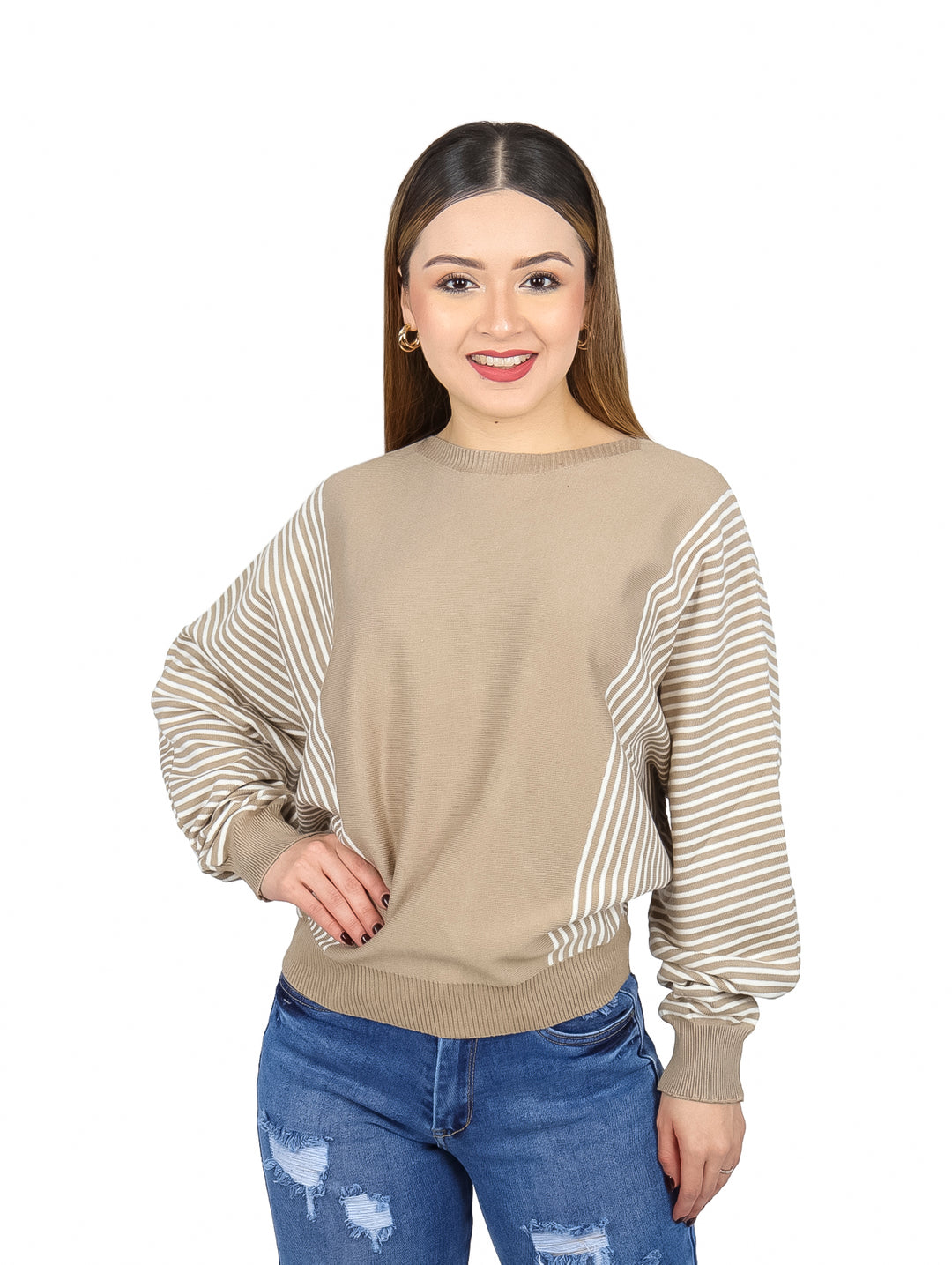 Mujer vistiendo un suéter color khaki con detalles de rayas blancas en las mangas y costados.