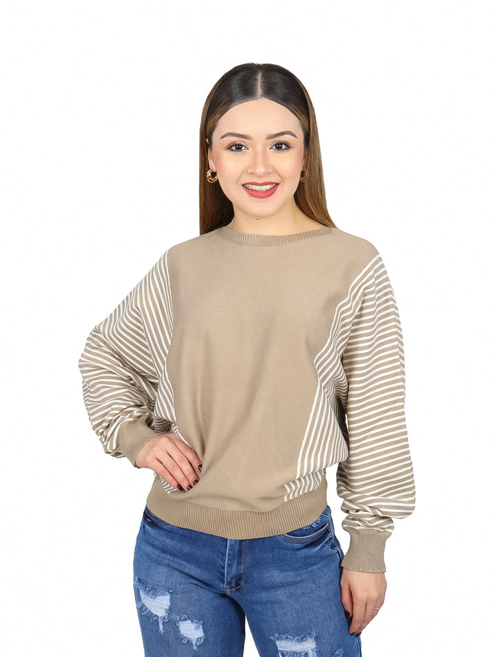 Mujer vistiendo un suéter color khaki con detalles de rayas blancas en las mangas y costados.