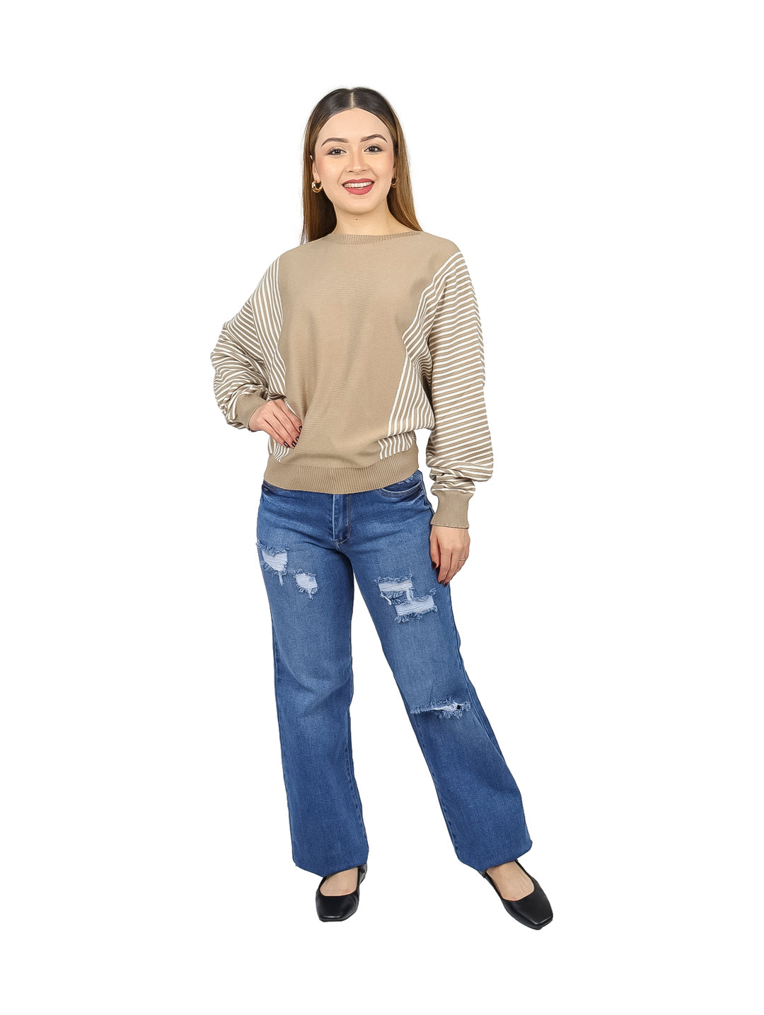 Mujer vistiendo un suéter color khaki con detalles de rayas blancas en las mangas y costados.