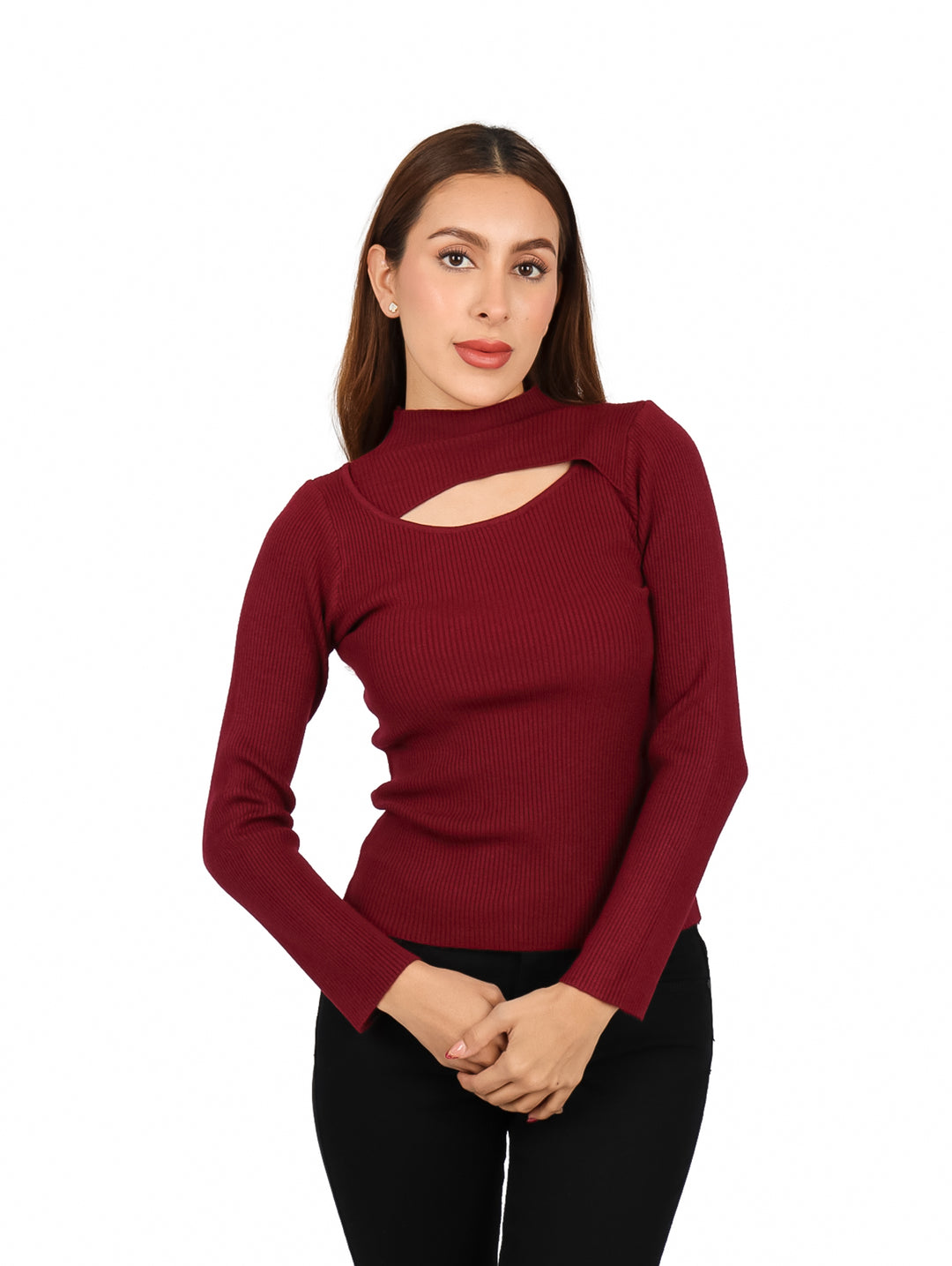 Mujer vistiendo un suéter color vino de manga larga con escote en el pecho y pantalones negros.
