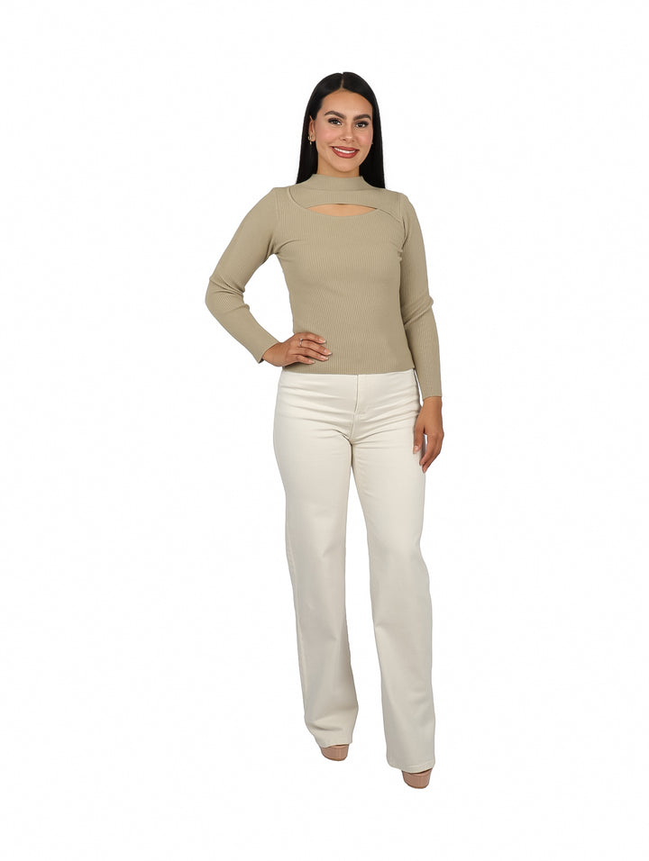 Mujer vistiendo suéter color camel de manga larga con escote en el pecho y pantalones blancos.