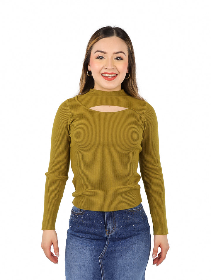 Mujer modelando un suéter verde olivo de manga larga con escote y falda de mezclilla.