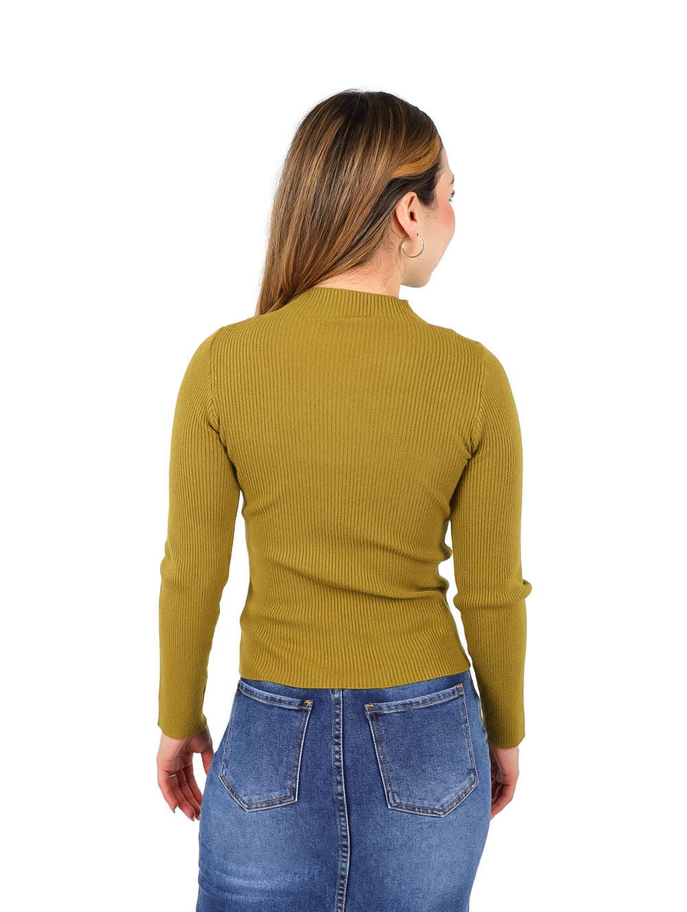 Mujer modelando un suéter verde olivo de manga larga con escote y falda de mezclilla.
