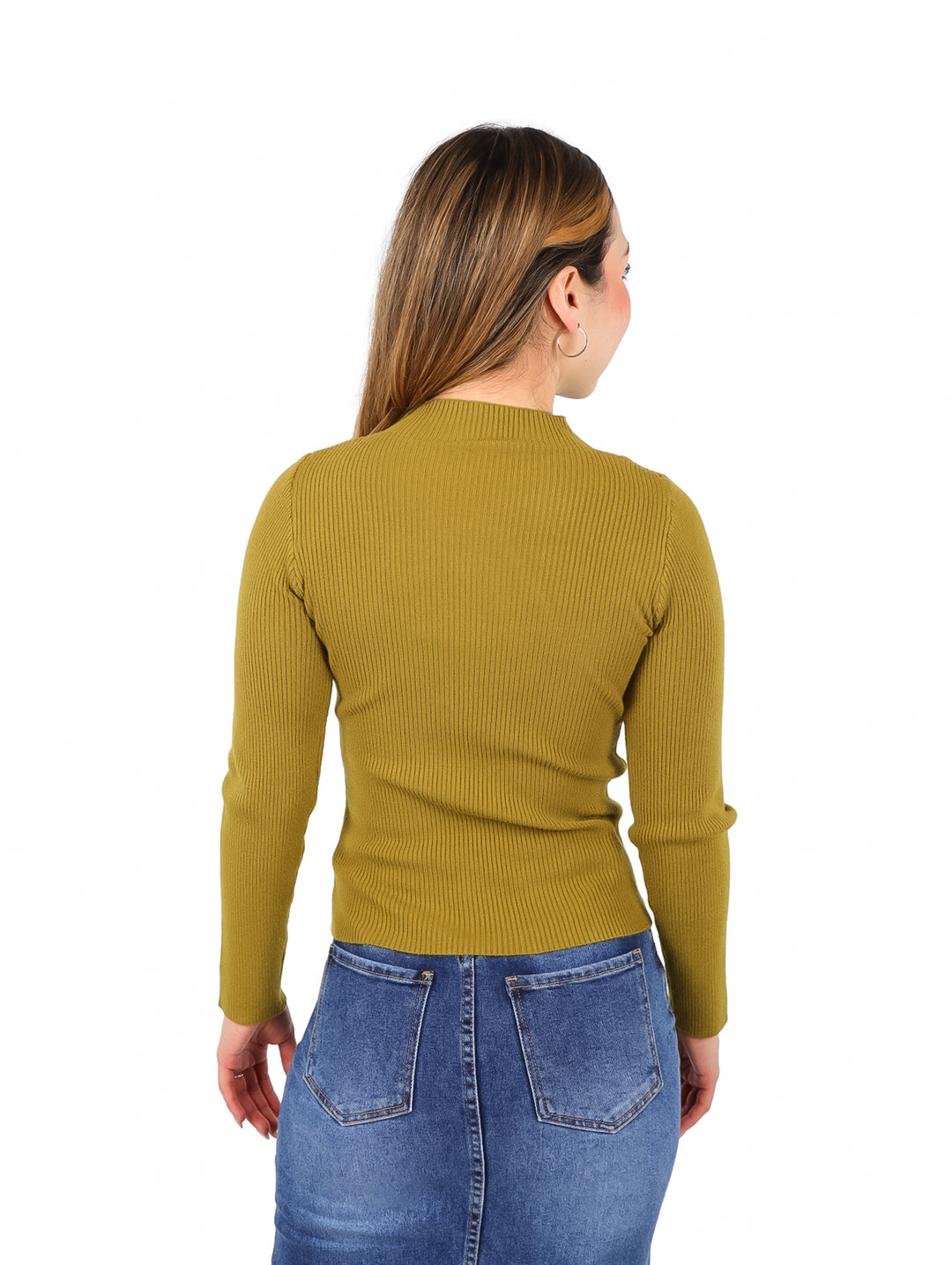 Mujer modelando un suéter verde olivo de manga larga con escote y falda de mezclilla.