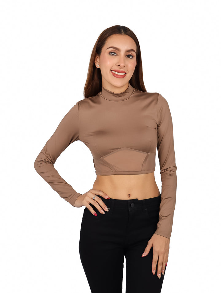 Mujer modelando blusa crop top color café de manga larga y cuello alto.