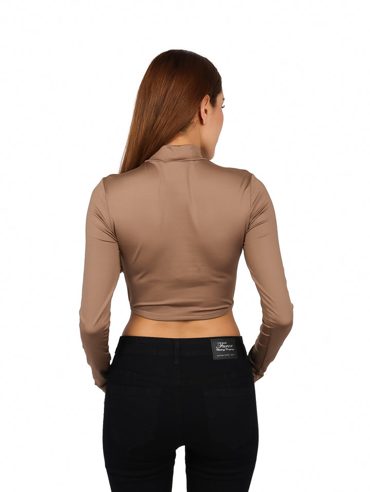Mujer modelando blusa crop top color café de manga larga y cuello alto.