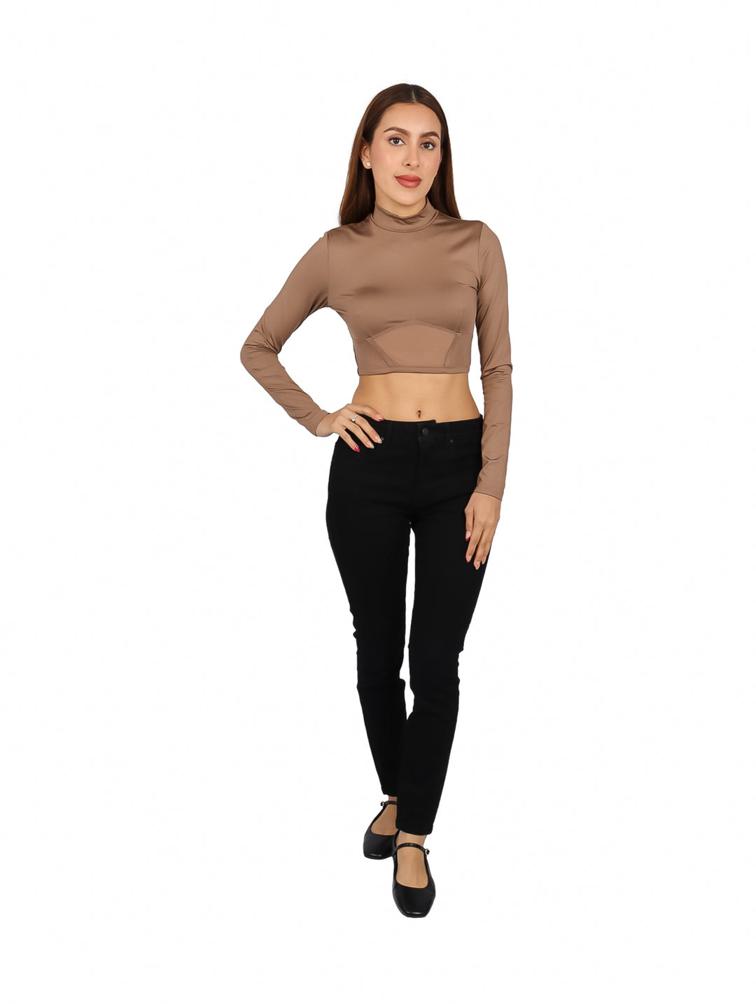 Mujer modelando blusa crop top color café de manga larga y cuello alto.