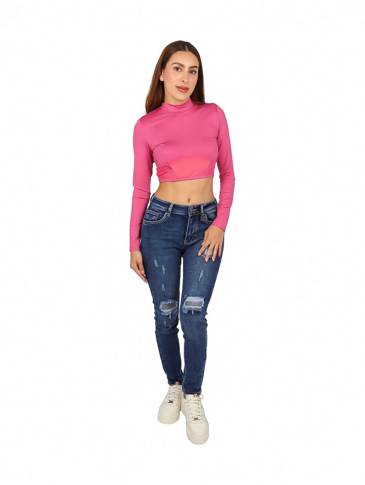 Blusa rosa de manga larga con detalle de transparencia frontal y corte crop