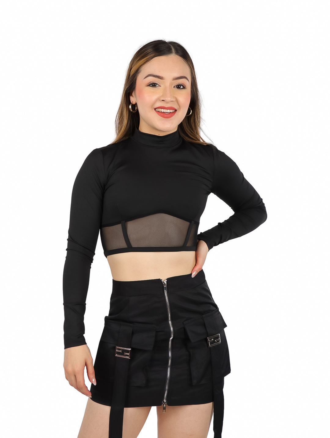 Blusa corta negra de manga larga con detalle transparente en la zona abdominal.