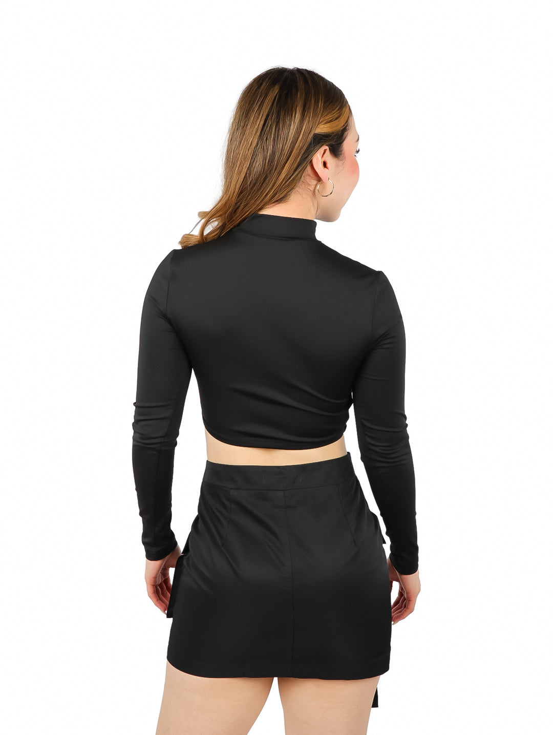 Blusa corta negra de manga larga con detalle transparente en la zona abdominal.