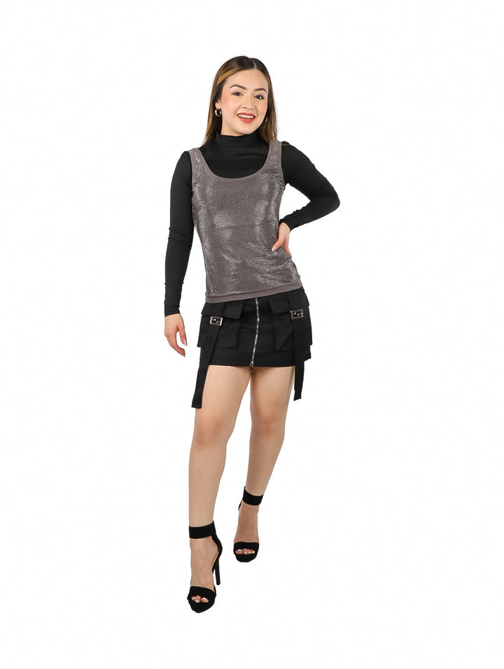 Blusa corta negra de manga larga con detalle transparente en la zona abdominal.