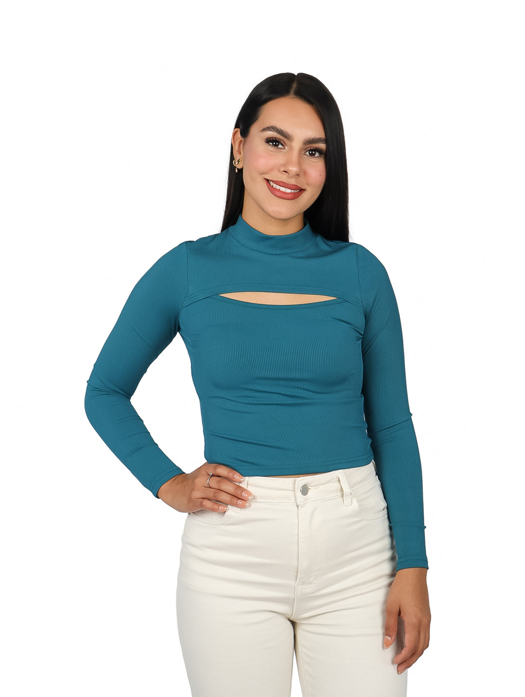 Mujer vistiendo blusa verde de manga larga con escote en el pecho y pantalones blancos.