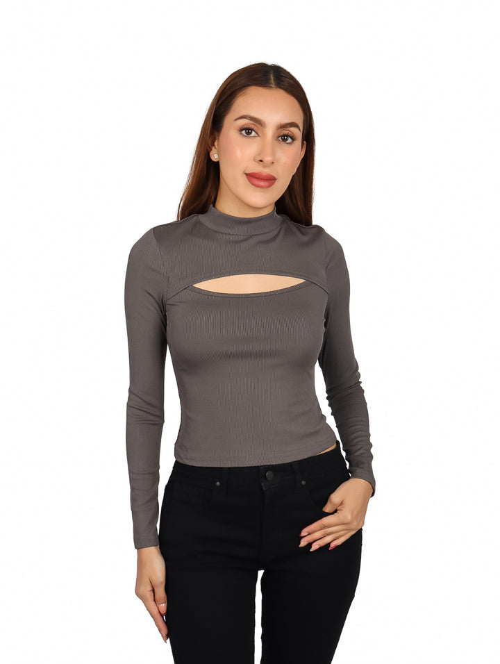 Mujer vistiendo blusa gris de manga larga con escote frontal y textura acanalada.