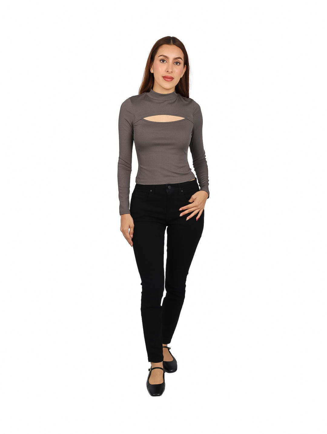Mujer vistiendo blusa gris de manga larga con escote frontal y textura acanalada.