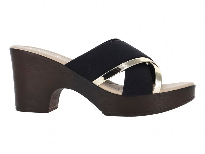 Sandalia de cuña color negro con detalle metálico dorado y suela de plataforma.