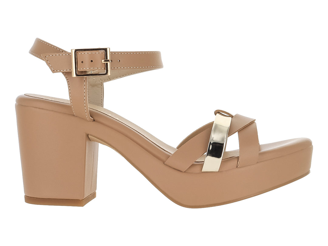 Sandalia de plataforma color camel con tacón grueso y detalle metálico dorado en la correa.
