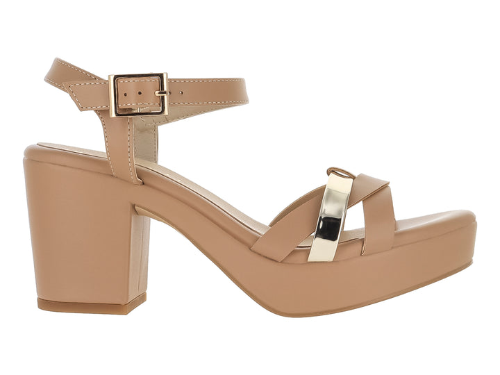 Sandalia de plataforma color camel con tacón grueso y detalle metálico dorado en la correa.