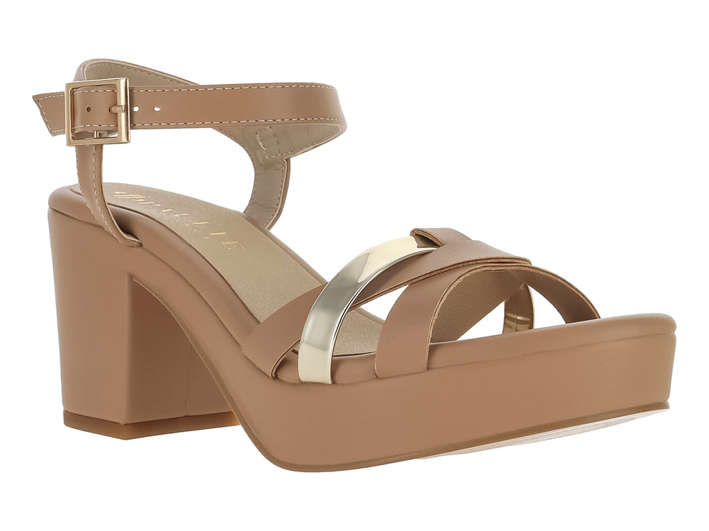 Sandalia de plataforma color camel con tacón grueso y detalle metálico dorado en la correa.