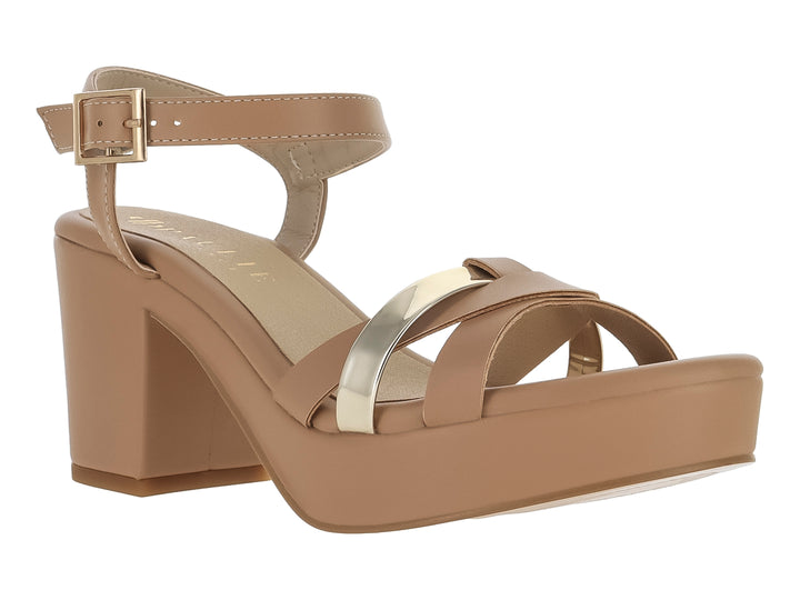 Sandalia de plataforma color camel con tacón grueso y detalle metálico dorado en la correa.