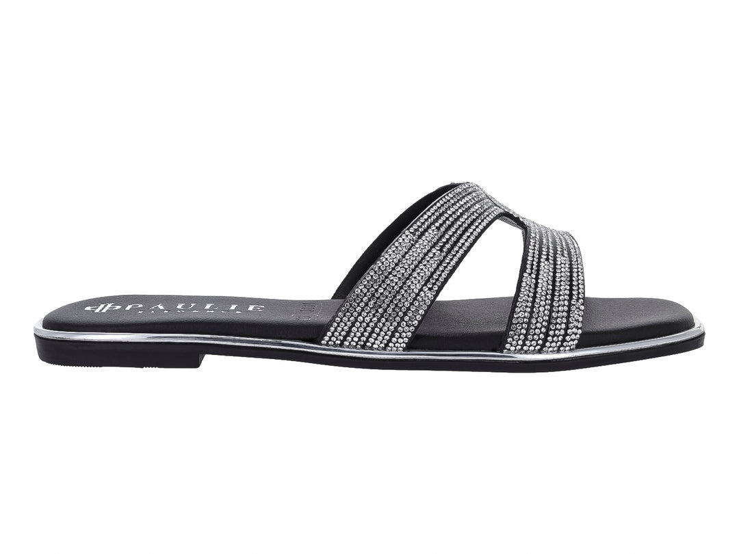 Sandalia plana color negro para mujer con tiras decoradas con brillos plateados y suela delgada.