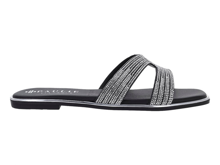 Sandalia plana color negro para mujer con tiras decoradas con brillos plateados y suela delgada.